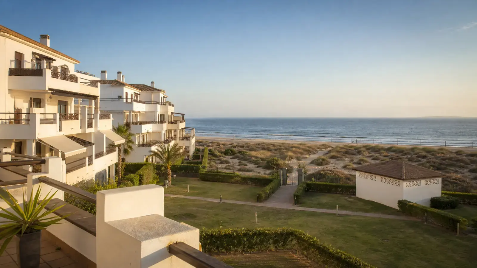 Urbanización de apartamentos frente a la playa