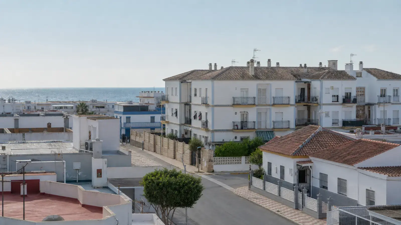 Edificios residenciales blancos junto al mar